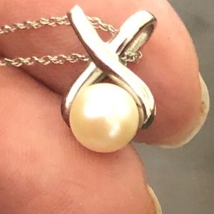 10k white gold pearl pedant on chain